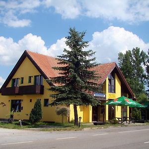 Restaurace Penzion Rafael Hotell Dlouhá Brtnice Room photo