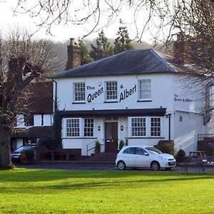 The Queen And Albert Hotell High Wycombe Exterior photo