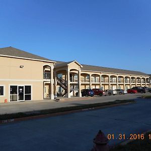 Crossroads Inn & Suites Victoria Exterior photo