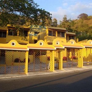 Hotel Villas Amarillas Zihuatanejo Exterior photo