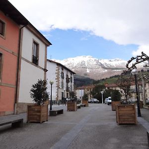 Ostatu Zegama Hotell Exterior photo