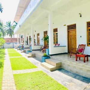 Oasis Bay Hotell Arugam Kudah Exterior photo