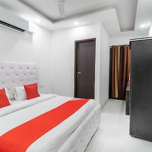 Oyo 40460 Paradise Studio Hotell Zirakpur Exterior photo