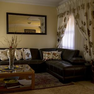 Vhavenda Hills Bed & Breakfast Hotell Soweto Exterior photo