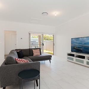 5 Bent Street Huge House With Foxtel And Aircon Villa Fingal Bay Exterior photo