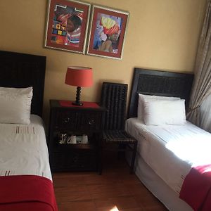 Dithakong Bed & Breakfast Hotell Pimville Exterior photo