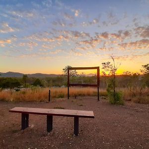 Mt Larcom Tourist Park Hotell Mount Larcom Exterior photo