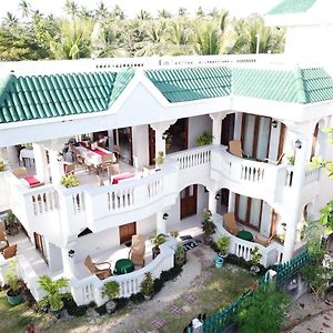 The Beach House Carabao Island Hotell San Jose  Exterior photo