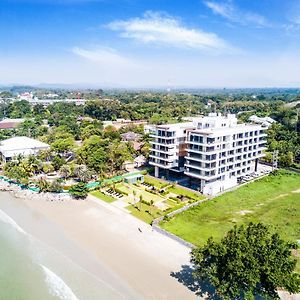 Escape Condominiums Beachfront Suites - Mae Phim Rayong Exterior photo